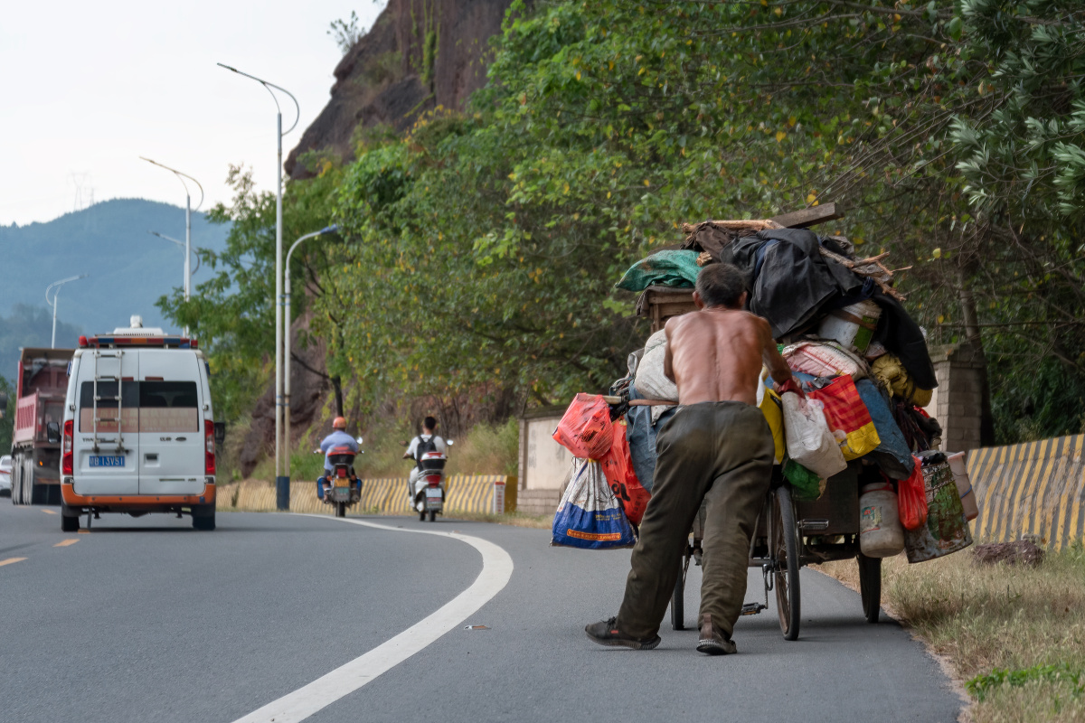 《孤独行者》 路上偶遇的这位孤独行者,当我看到老人一个人推着三轮车
