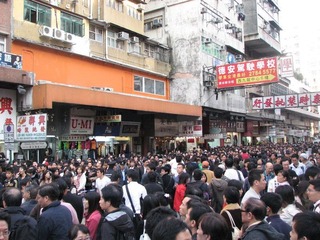 决定出来不去了。远望排队的人