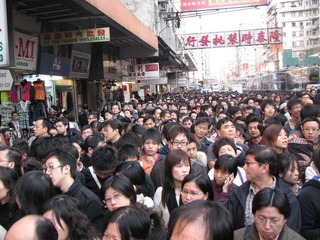我出来了，等我想要进去时发现，后面排队的人群