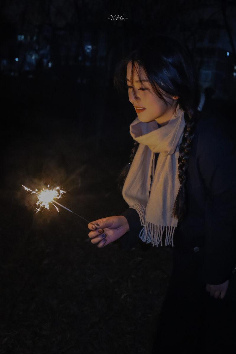 冬日里的一束光用烟花棒点燃你的黑夜吧