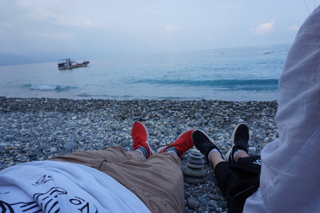 那一片安静的大海<br />
那一艘摇曳的渔船<br />
那一年最好的<br />
我和你