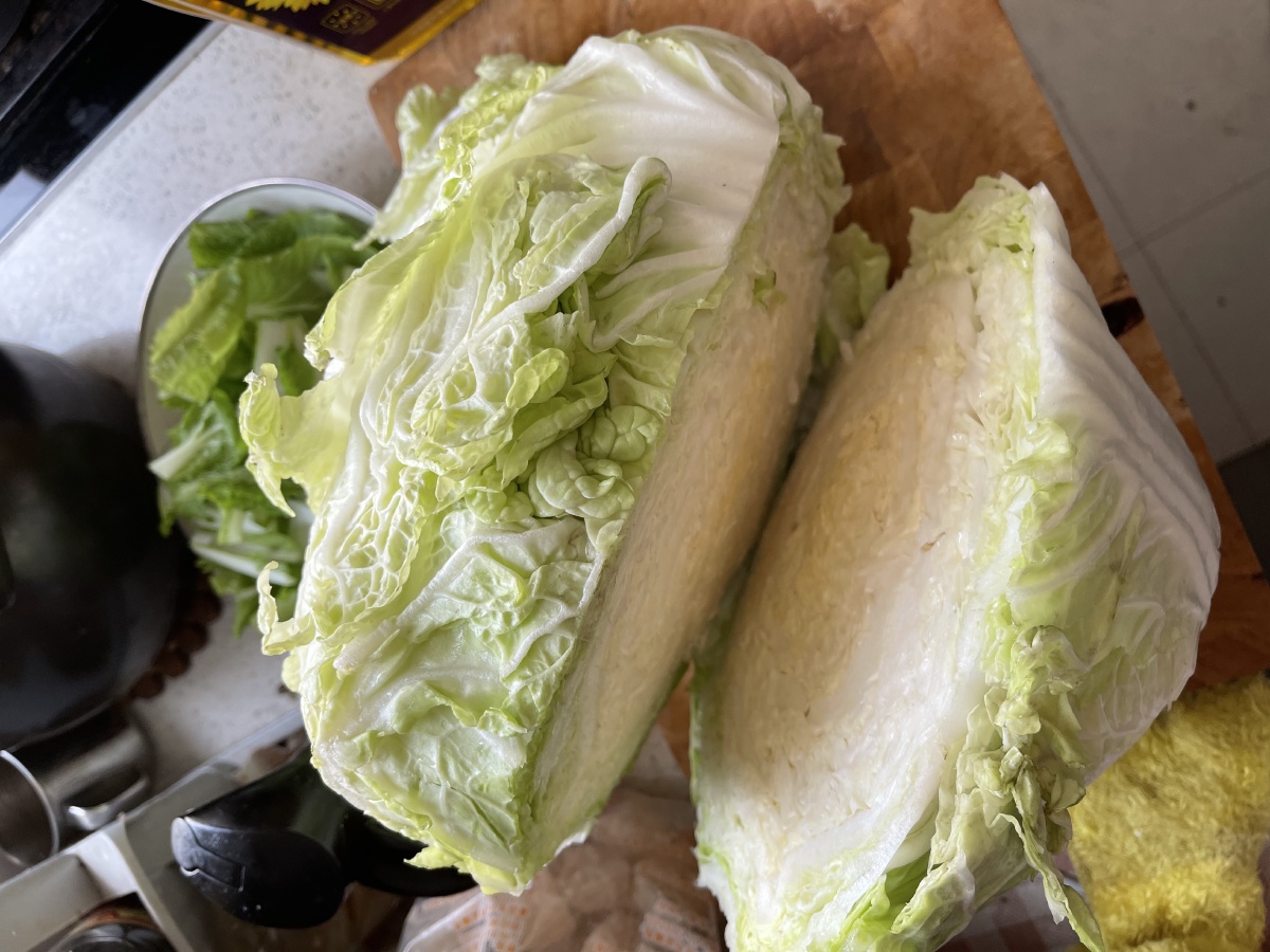小时候最讨厌吃白菜帮子,现在自己当家作主了,可以只吃白菜叶子了.