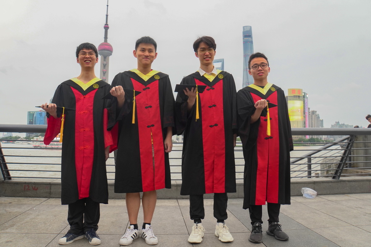 2021年6月25日上海交通大学本科毕业生在上海外滩拍毕业照