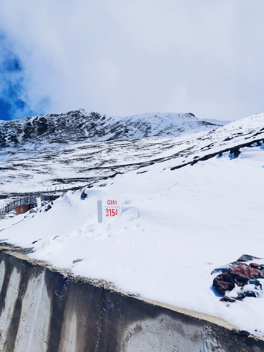 夹金山垭口景色