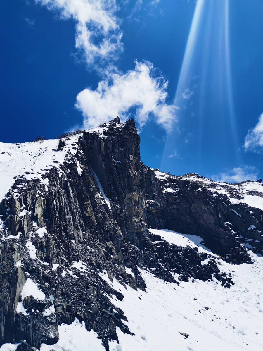 夹金山垭口景色