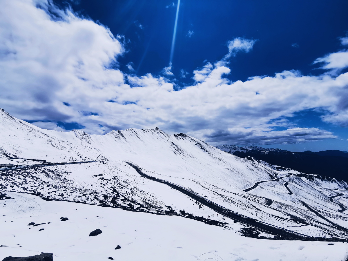 夹金山垭口景色