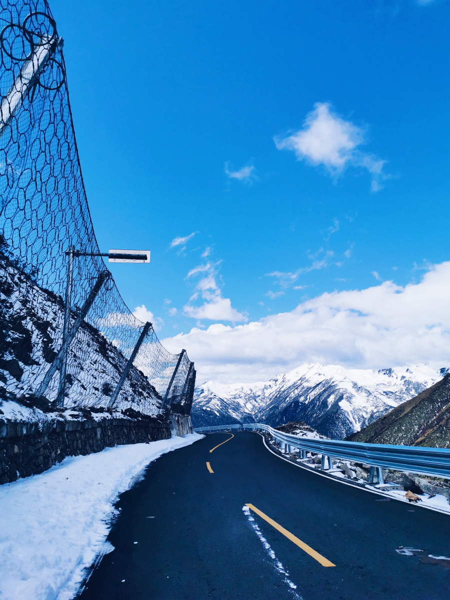 夹金山垭口景色