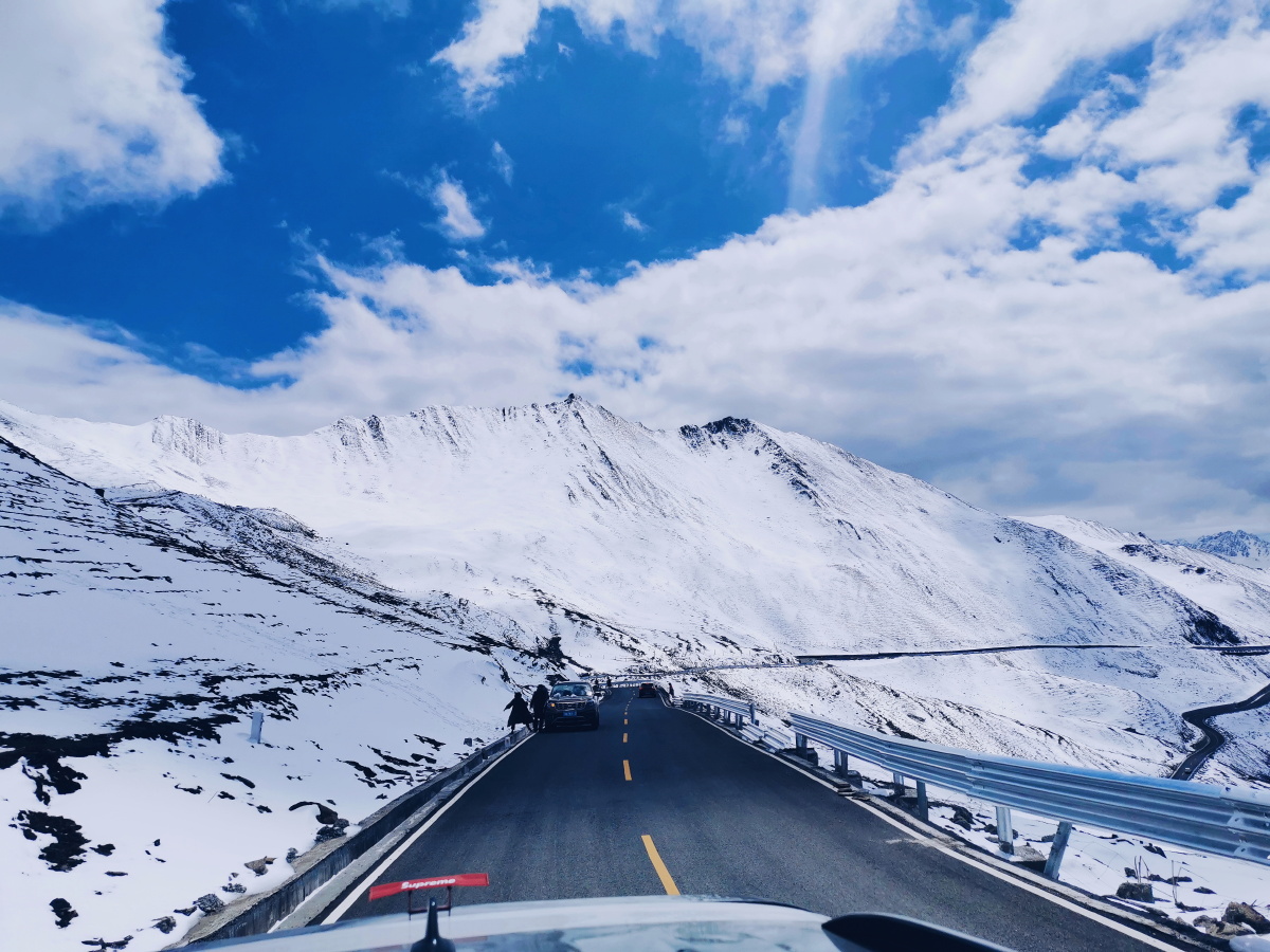 夹金山垭口景色
