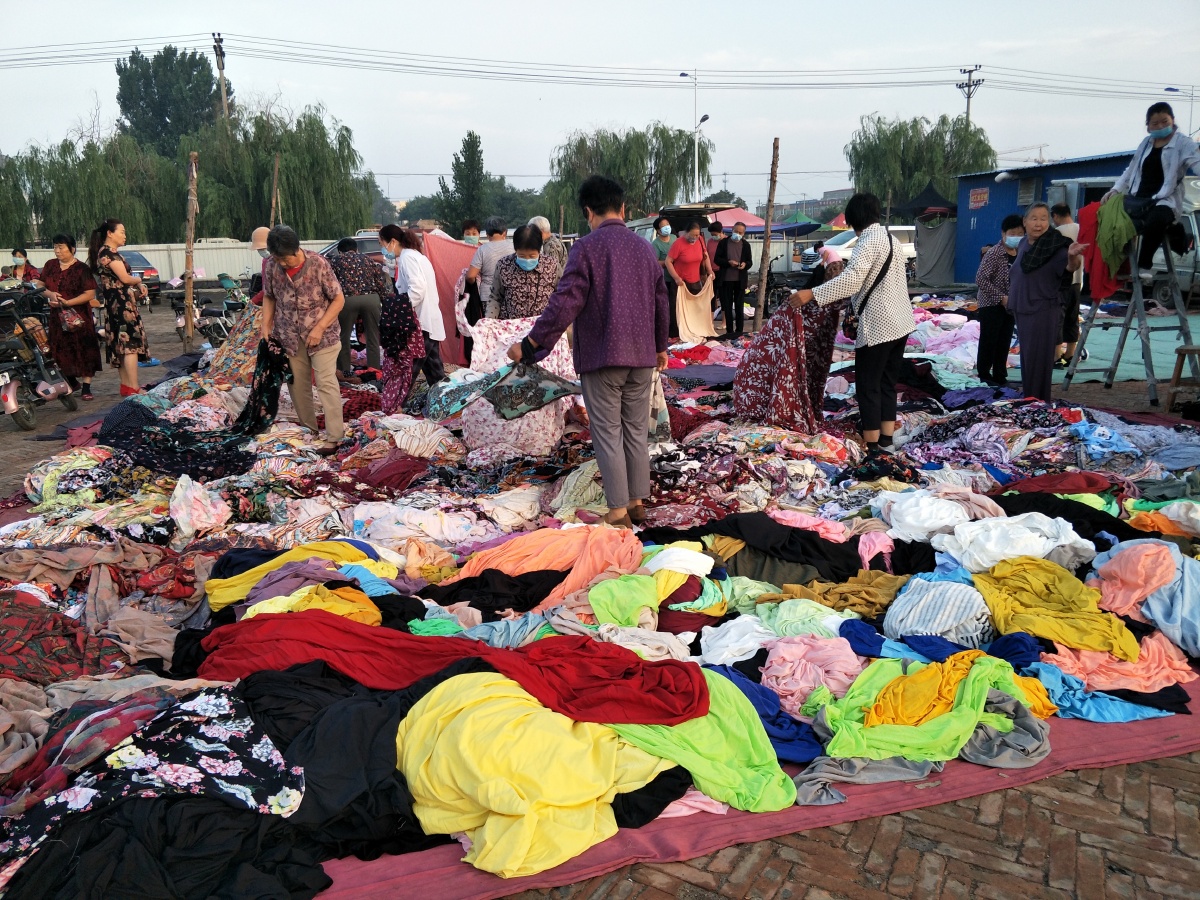 《火爆地摊布头市场》摄影 电教老曹地点 高阳时间 20年7月