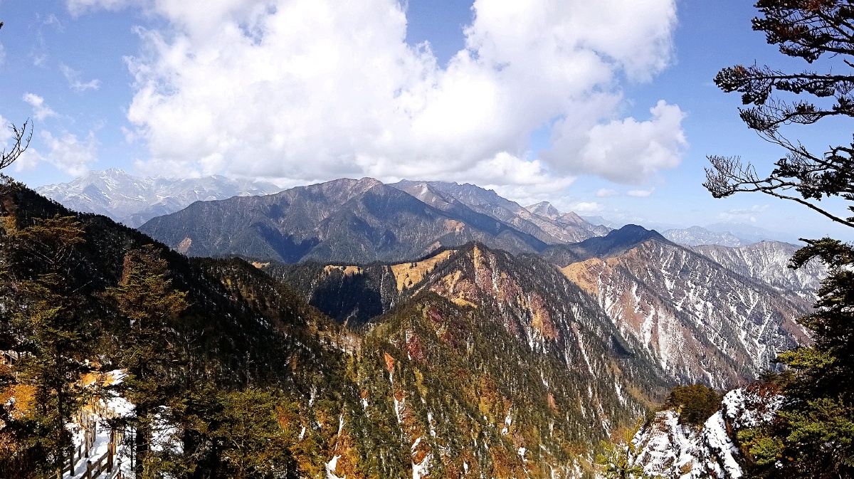 大邑西岭雪山的春天
