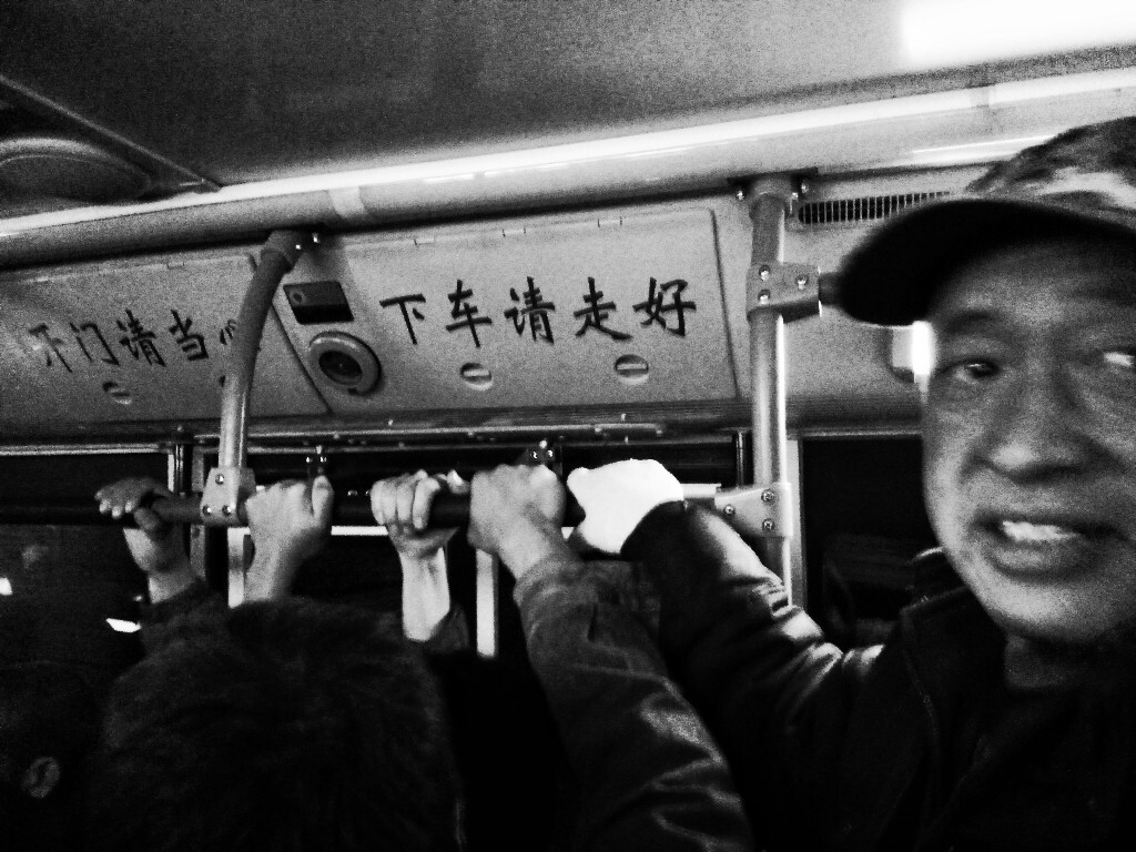 不断在寻找，拥挤的公交才是我们的距离。也许这样我们才一样，彼此温暖，彼此依靠。
