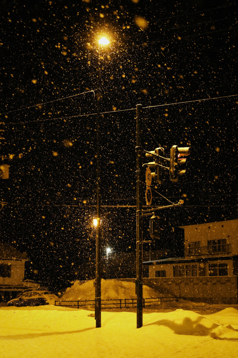 风雪黑夜路灯和孤寂北海道