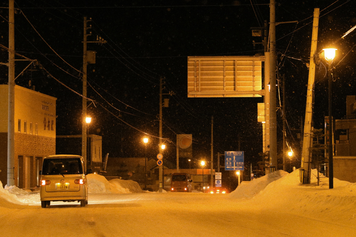 风雪黑夜路灯和孤寂北海道