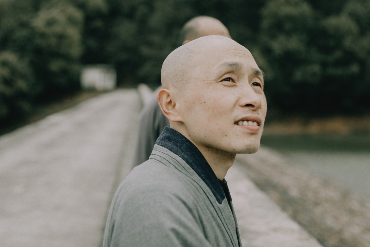 香板咱们下山踏青去吧出镜宏演禅师法号贤慈禅师法号摄于宁波金峨禅寺