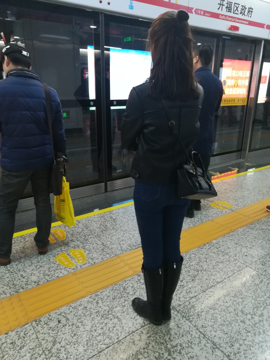 地铁街拍长腿美女