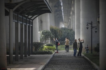 957525