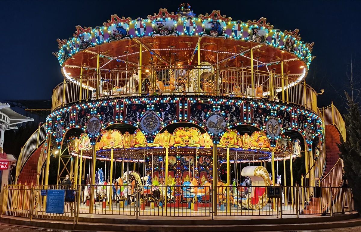 旋转木马上面的相遇,是多么浪漫!