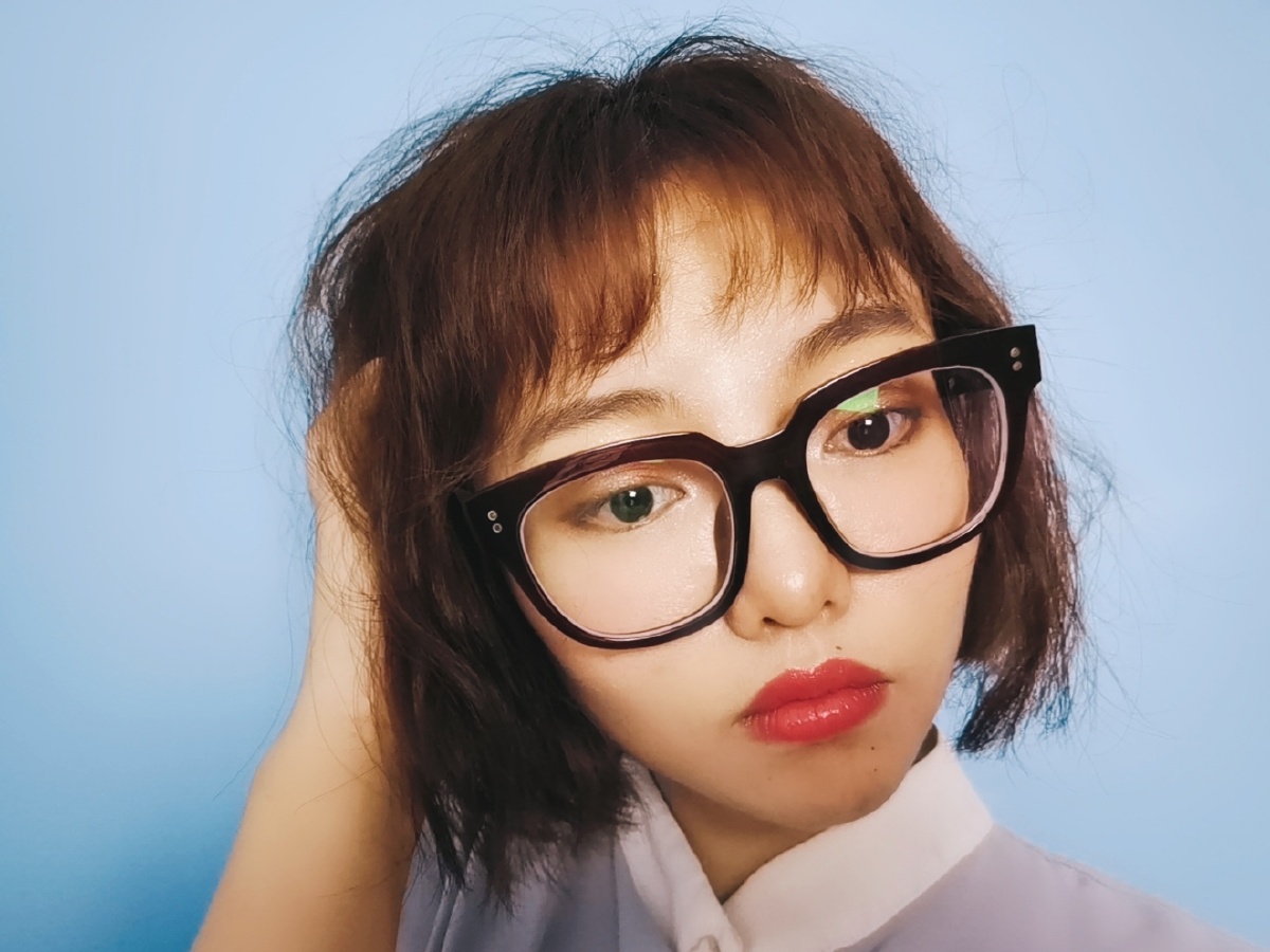 戴眼镜的女孩