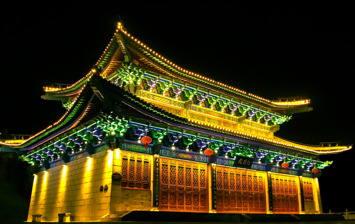 梅横画阁有寒艳,雪照书窗生夜明