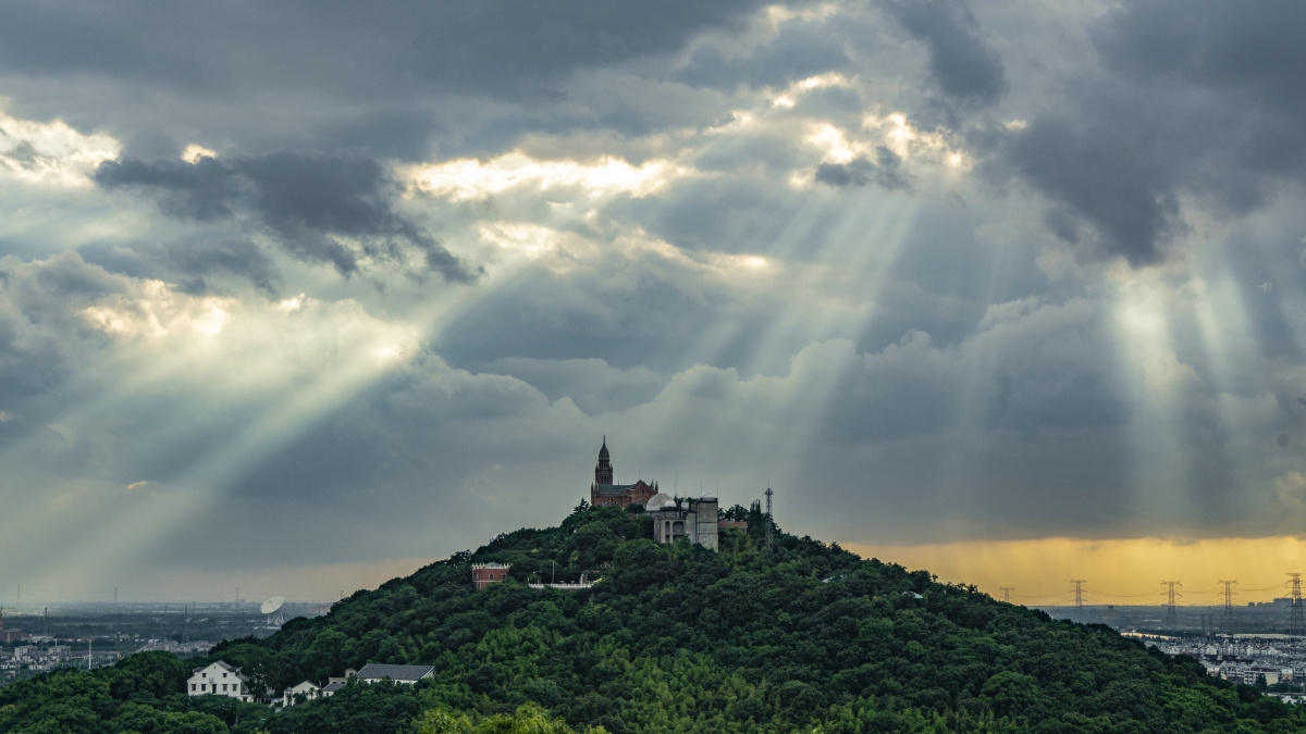 上海佘山国家森林公园耶稣光行者己亥年拍摄