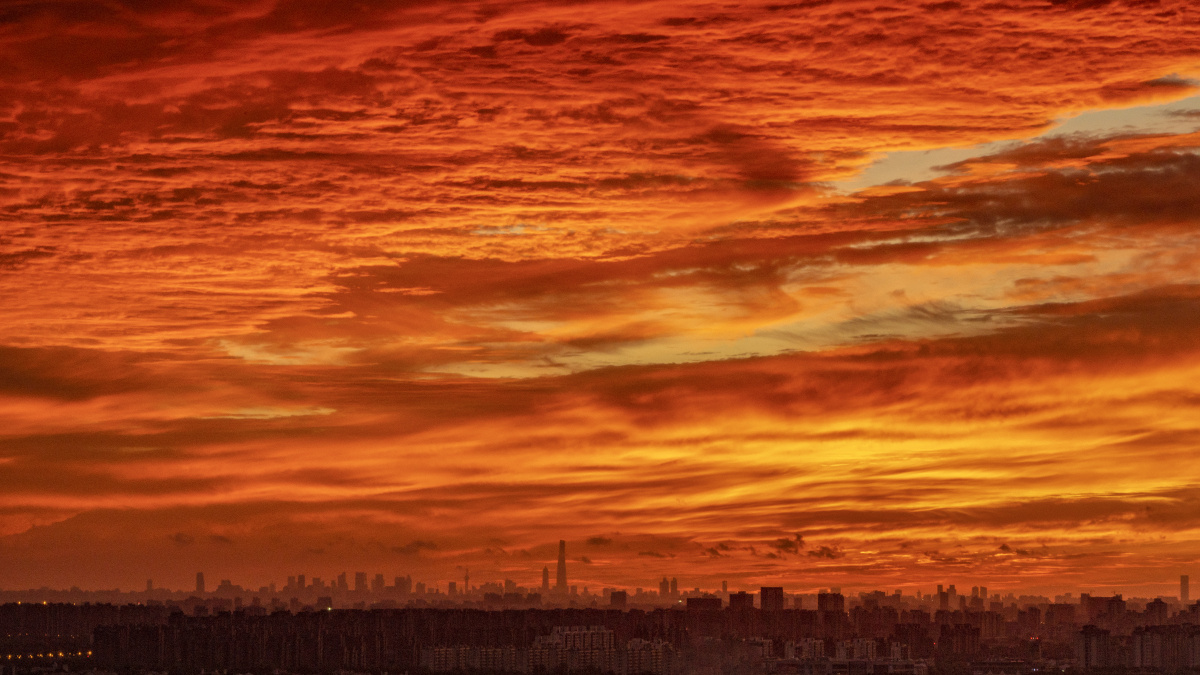 上海外滩日出火烧云云间行者庚子年农历六月初十拍摄