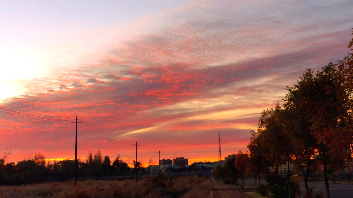 那一抹天边的红云