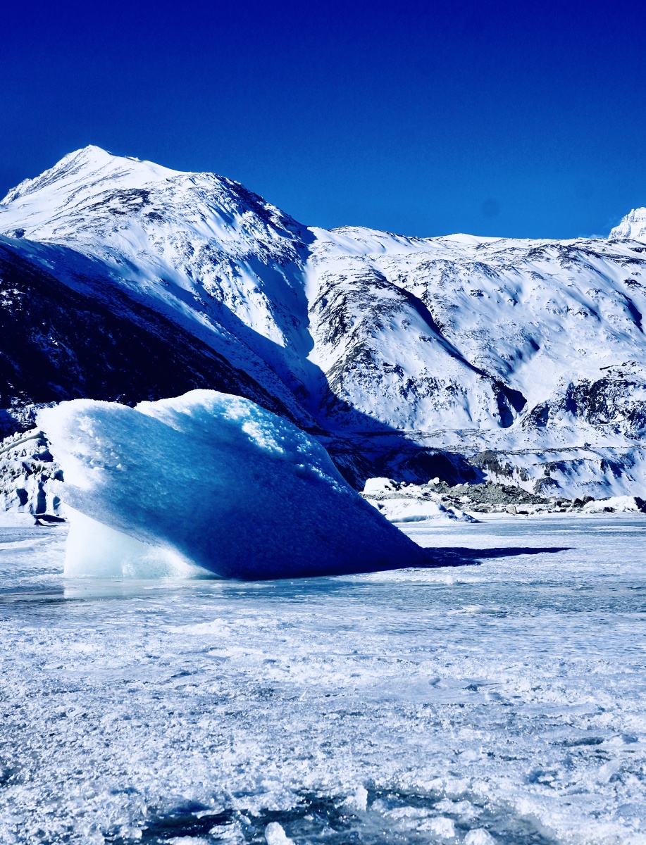 晶莹剔透的蓝冰摄于西藏来古冰川早晨