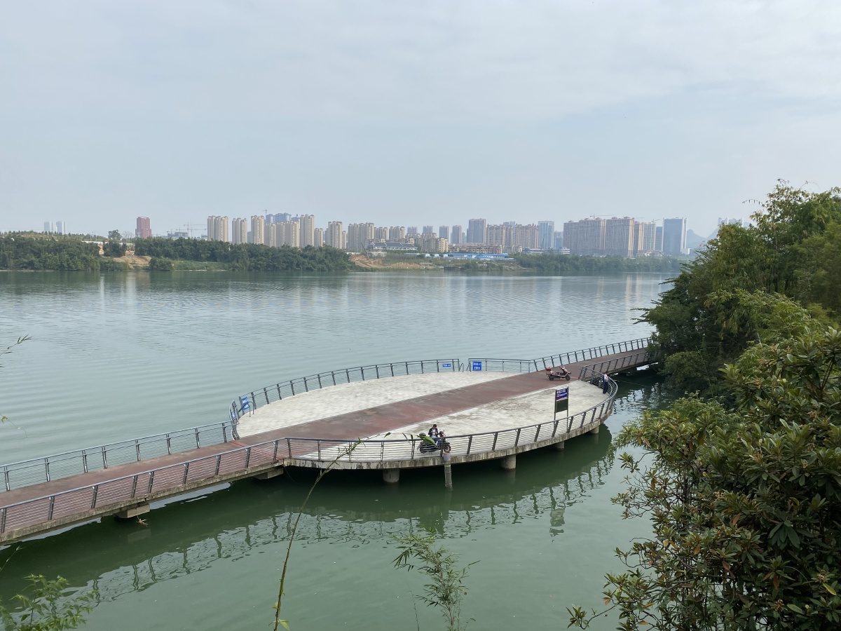 柳州环江滨水大道自行车道风景线户外休闲娱乐的好地方