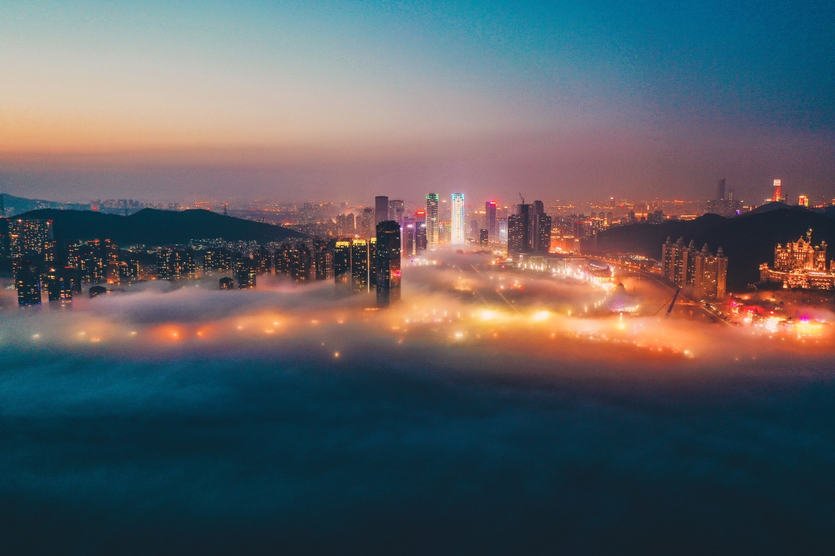 航拍大连平流雾下的星海广场