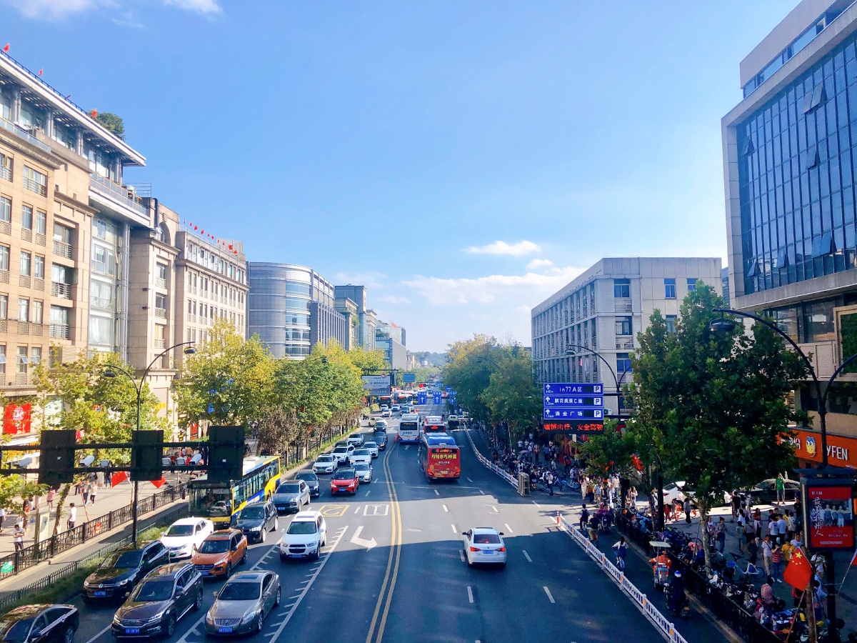 都会勾起内心深处对梦的向往 这样的街道既熟悉又陌生 车水马龙人来人