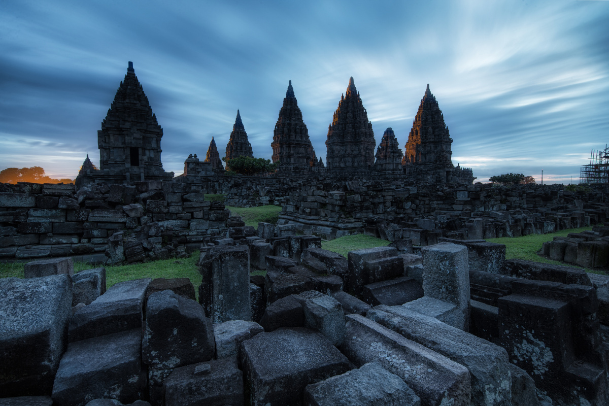 夜色下的普兰巴兰