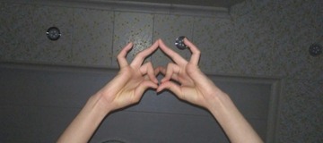 2573082