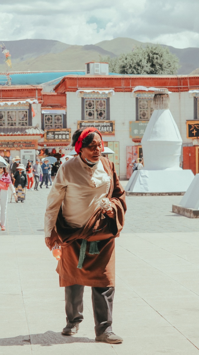 拉萨街头的僧人 - jimyimmyy力
