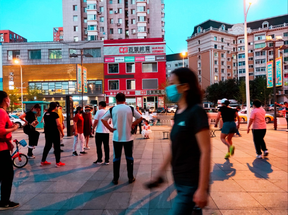 城市的夜生活:白天人们紧张的忙碌着,只有到晚上才能享受潇洒或浪漫或