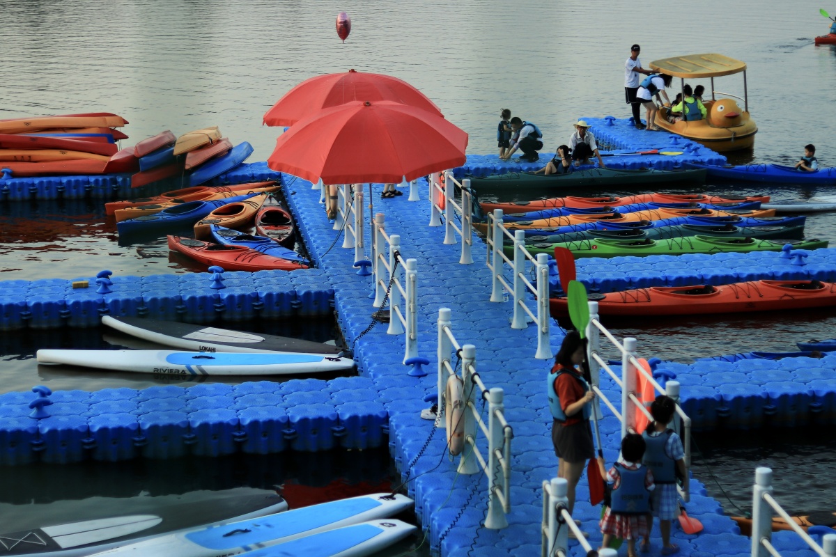 落日下的皮划艇码头