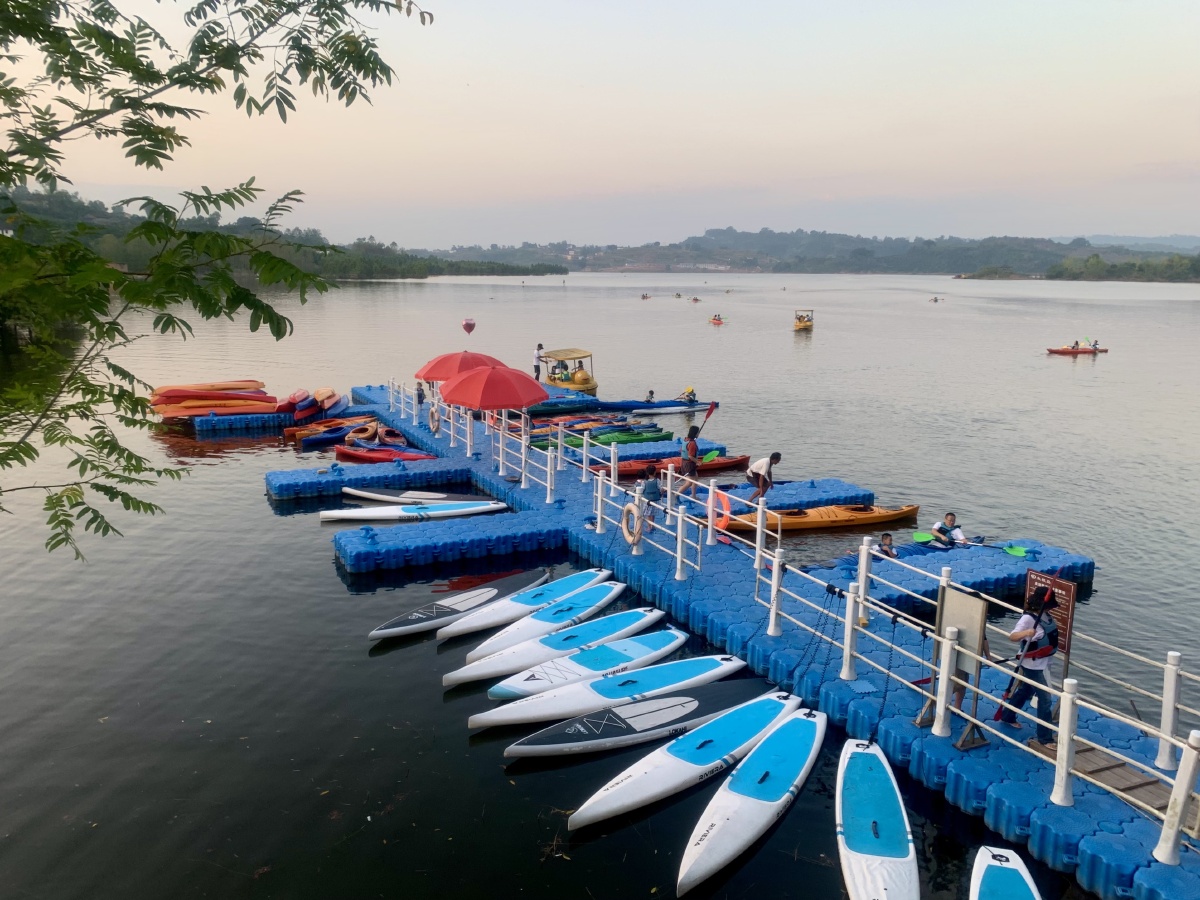 落日下的皮划艇码头
