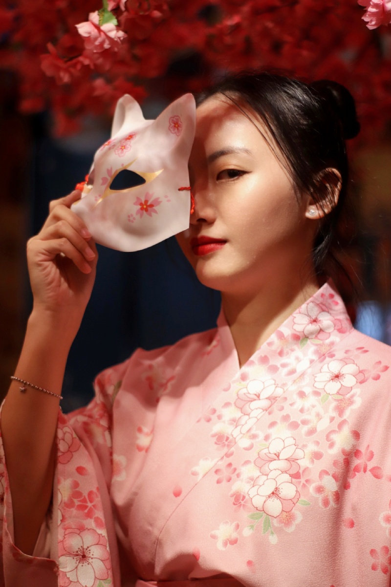 和服女子隐居桃林