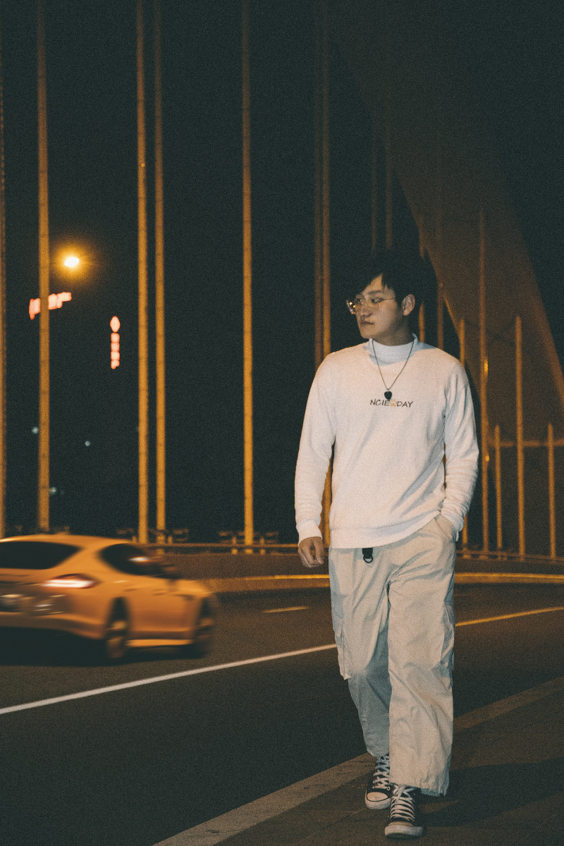 夜景男生胶片写真