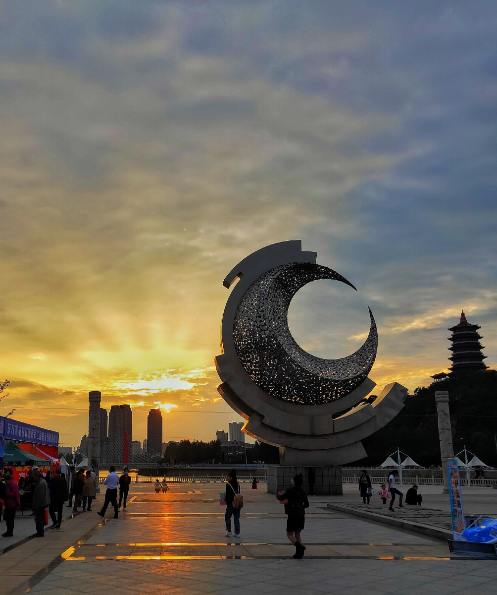 傍晚的月亮广场