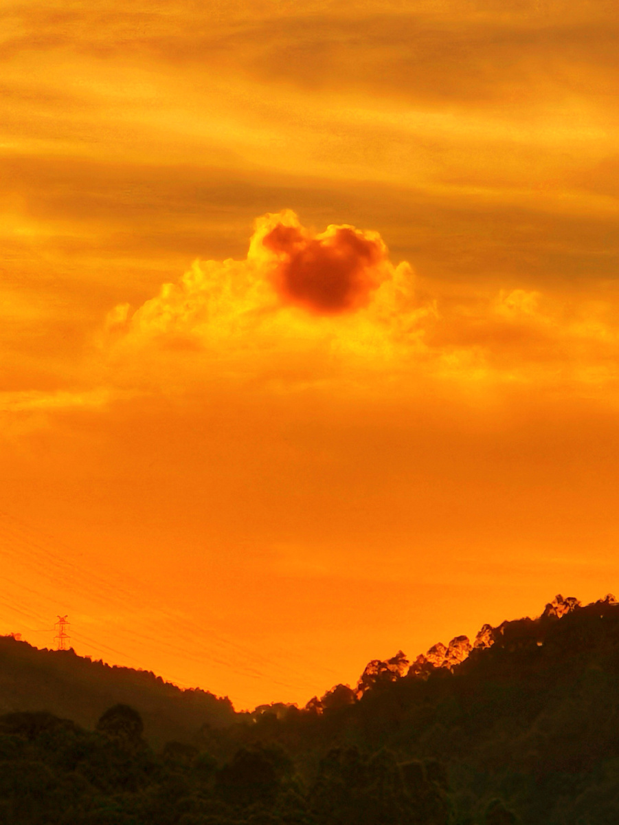 日暮时分橘黄色的天空很治愈很温暖云朵好像魔幻一样