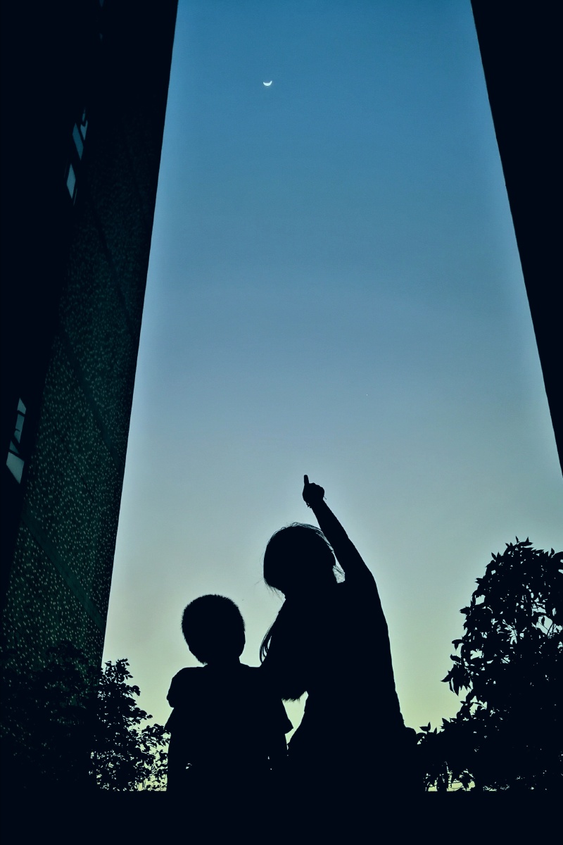 姐弟俩一起赏月亮看星星好温馨有爱的画面姐弟俩的童年时光