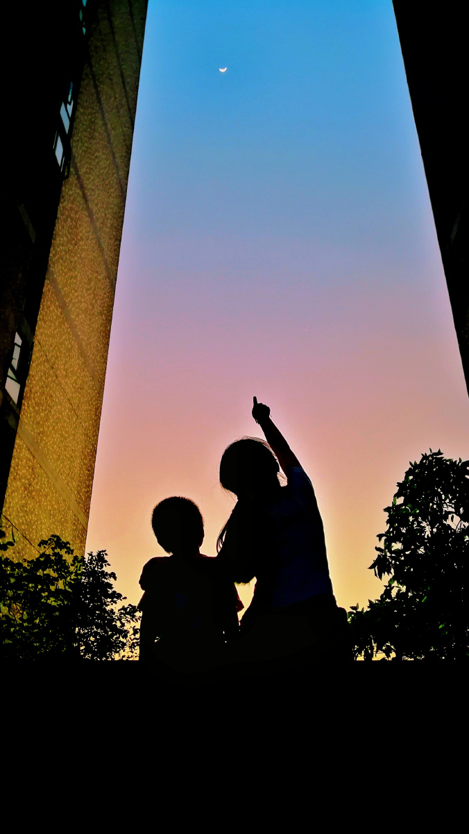 姐弟俩一起赏月亮看星星好温馨有爱的画面姐弟俩的童年时光