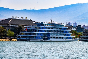 608524