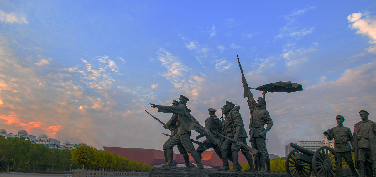 武昌首义广场红楼及走向共和雕塑