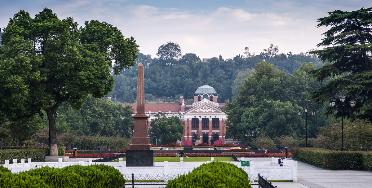 武昌首义广场红楼及走向共和雕塑