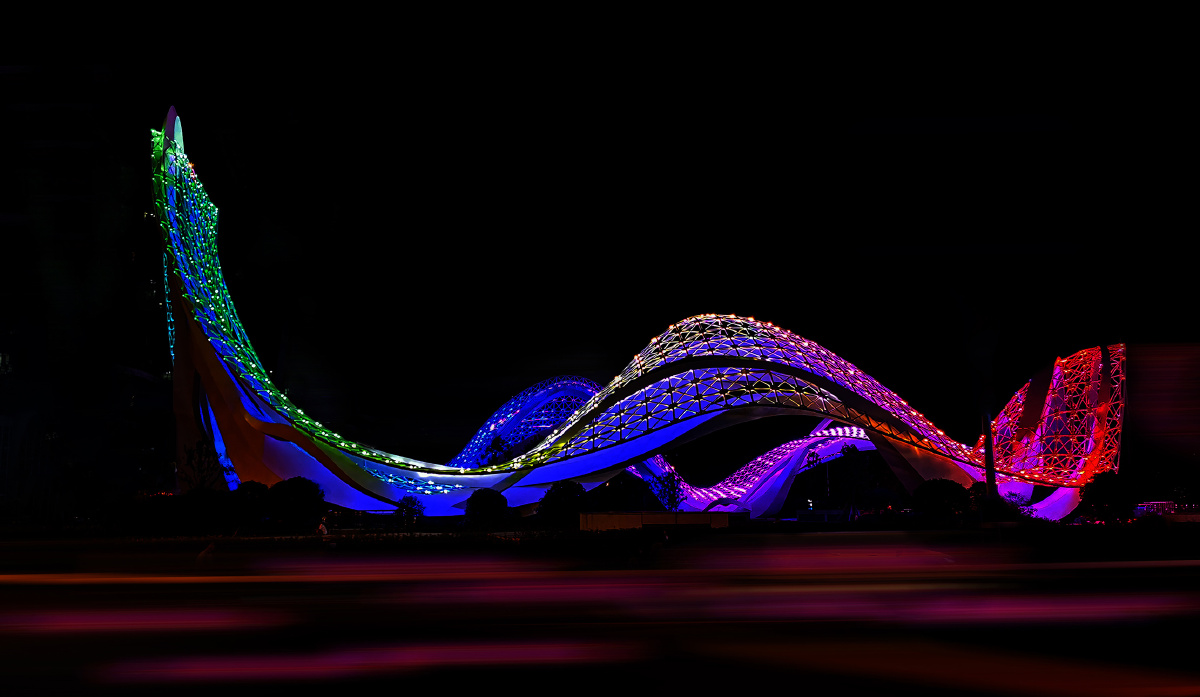 9.4拍武汉光谷城市雕塑夜景.