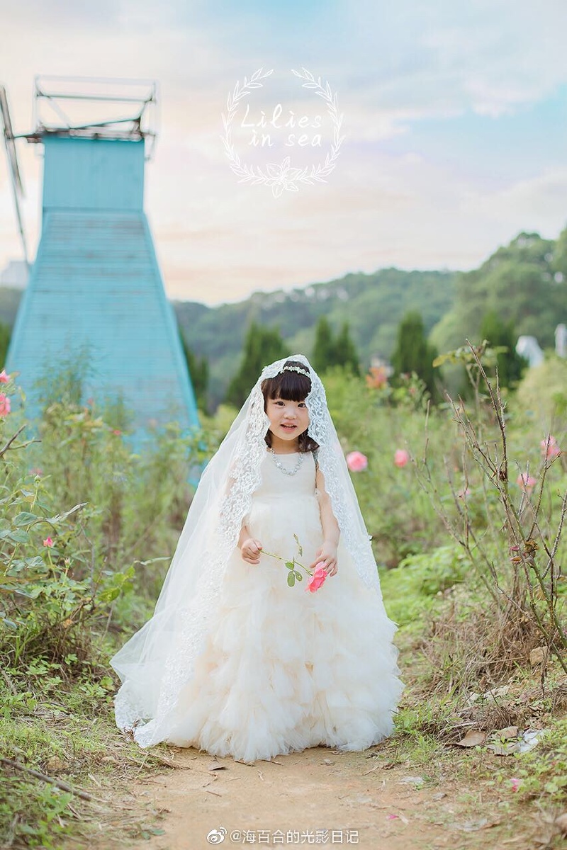 可爱的双胞胎小姐妹你是这世界上另一个我我是这世界上第二个你