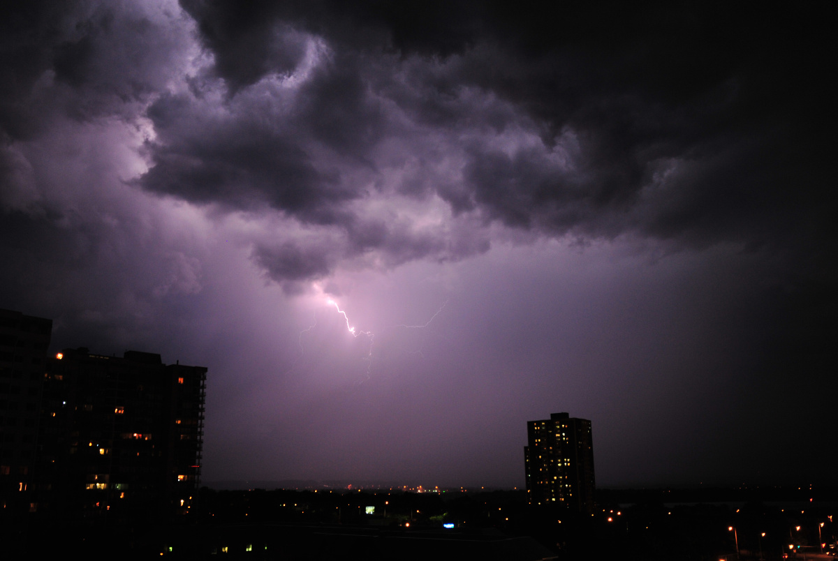 春雷阵阵电闪雷鸣