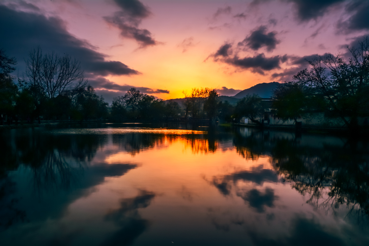 黄昏时分的宏村,斜阳余晖返照山光水色,交织成一幅飘动着的画面,瑰 