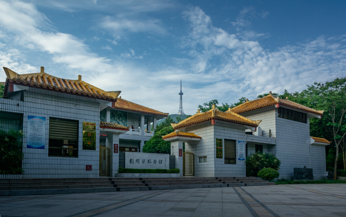 夏日里在蓝天白云下看刘开渠纪念馆